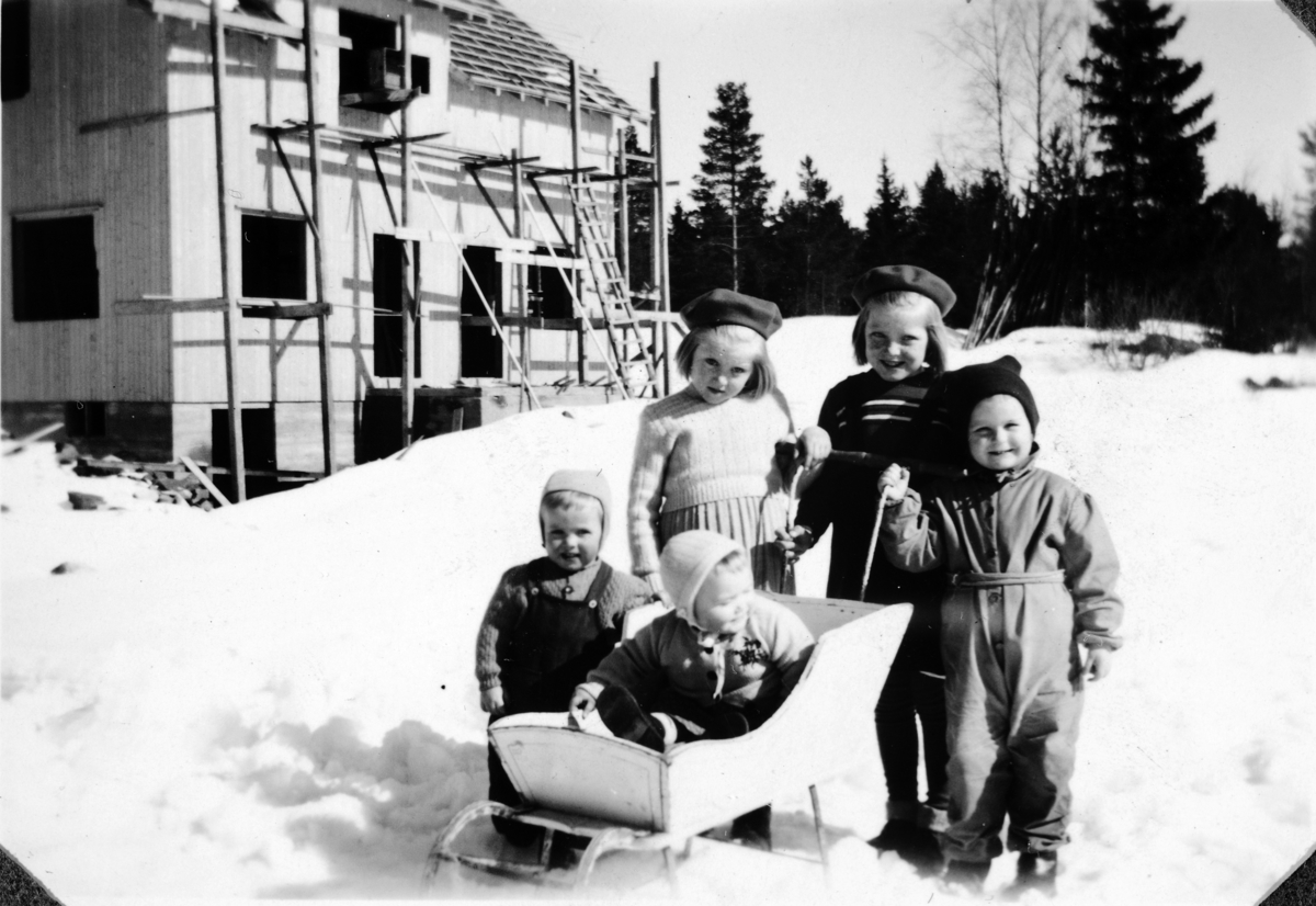 Barn med "slede". Barneleke. Husbygging i Dillerudengen, Åsvang ca. 1950. Foran f. v. Normann Willumstad, Randi Syverinsen, Gro( Oslo-jente), Ruth Syverinsen, Solveig Syverinsen. 