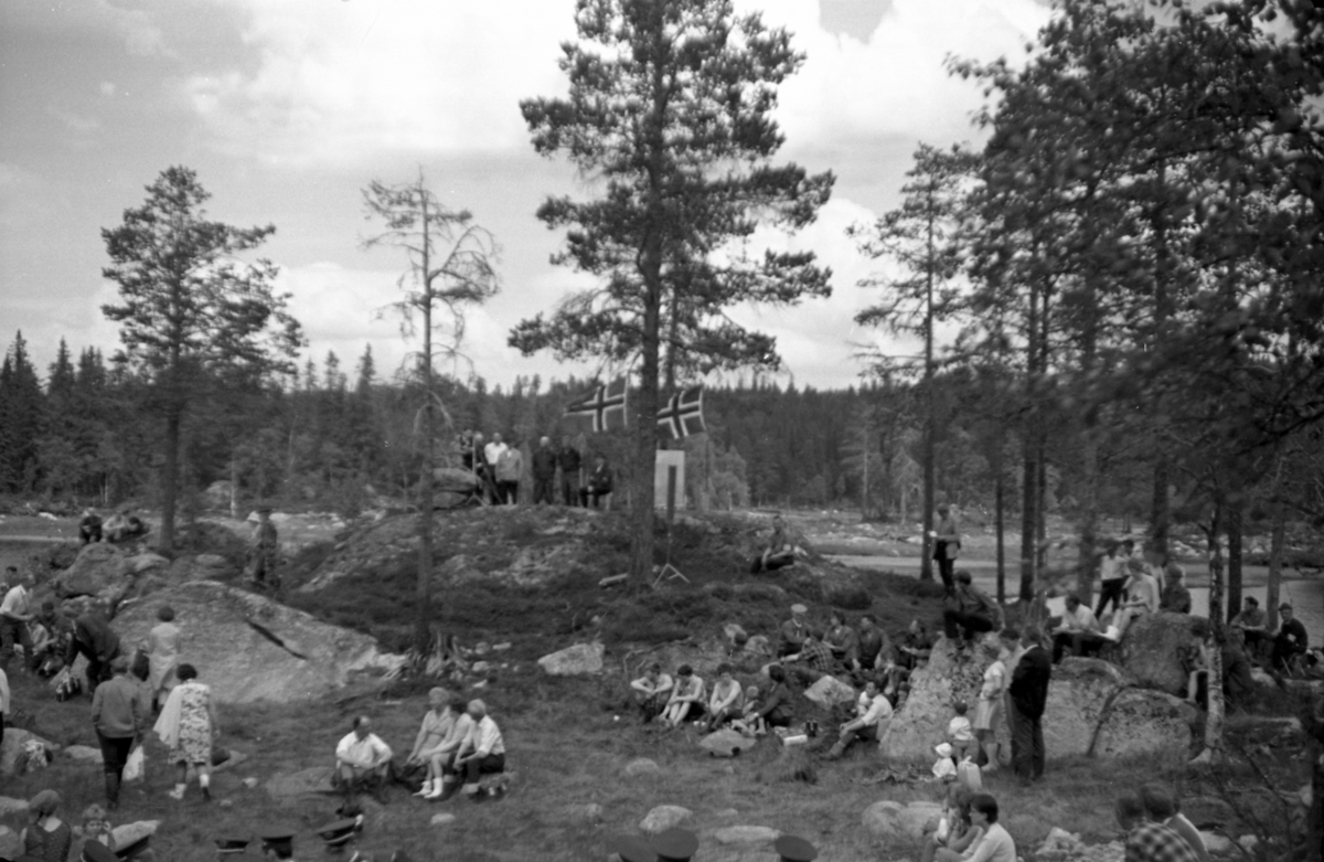 Krigsminnesmerke. Minnesmerkeavdukning ved Målervatnet i Romedal Almenning, 1967. Til minne om våpenslipp 03. 03. 1945 som ble brukt under frigjøringskampen. 
