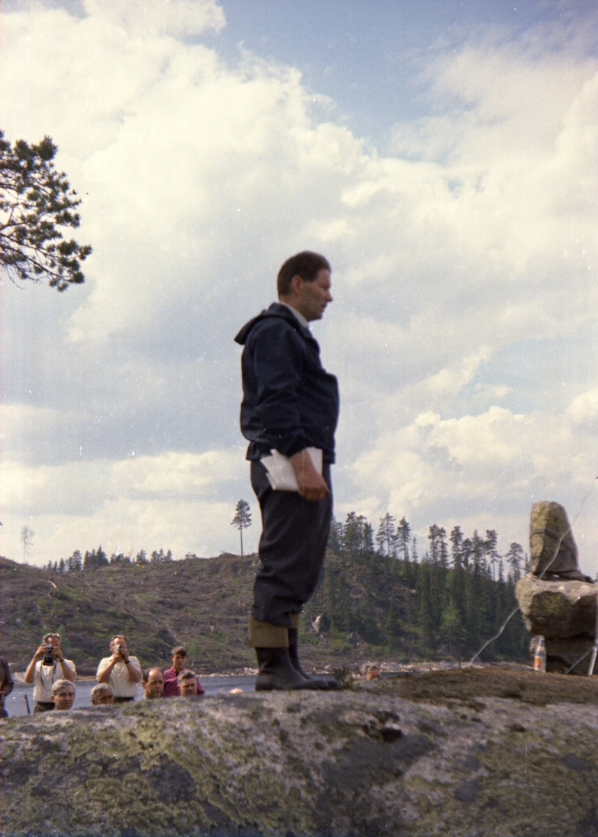 Krigsminnesmerke. Minnesmerkeavdukning ved Målervatnet i Romedal Almenning, 1967. Til minne om våpenslipp 03. 03. 1945 som ble brukt under frigjøringskampen. 