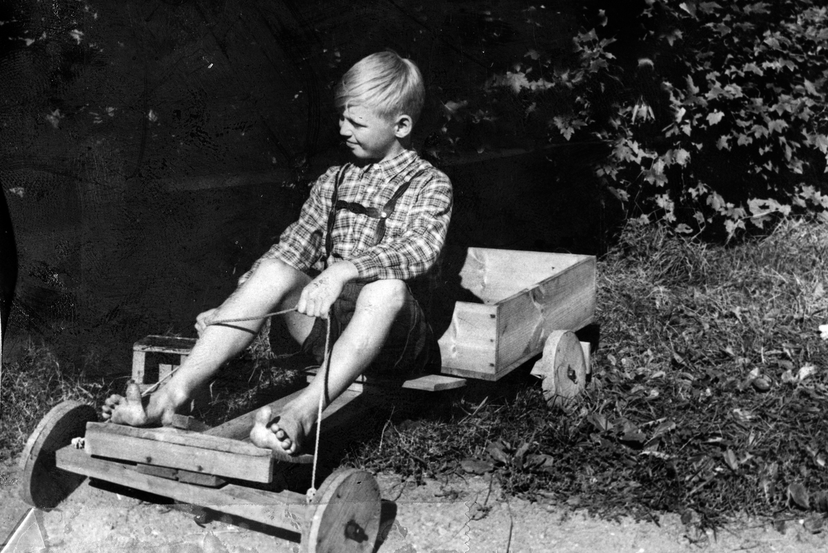 Arne Østby i Ola-bil laget av Einar Bergsjø. Bildet er tatt på slutten av 2. verdenskrig, Solbakken Espa. 1943-1944. 