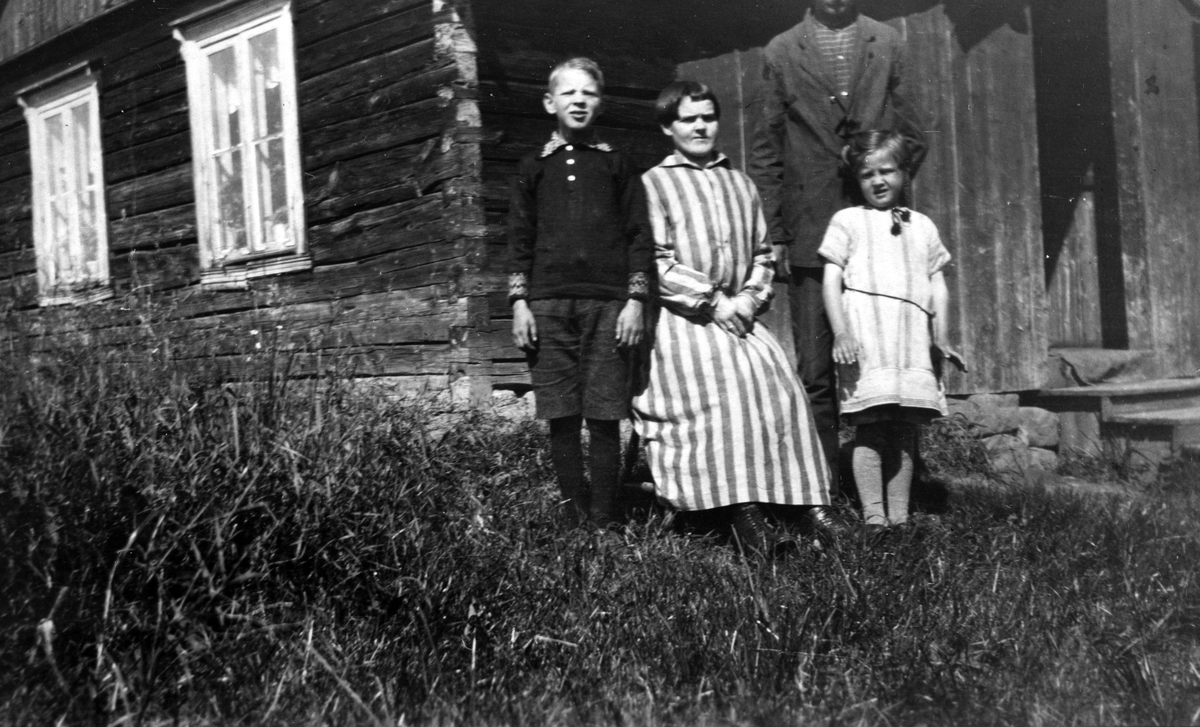 Ekteparet Kristian og Elin Bergljot Engen og barna Kolbjørn og Marie utenfor Raustua (unna Lundegard lille) i Ottestad ca. 1927. 