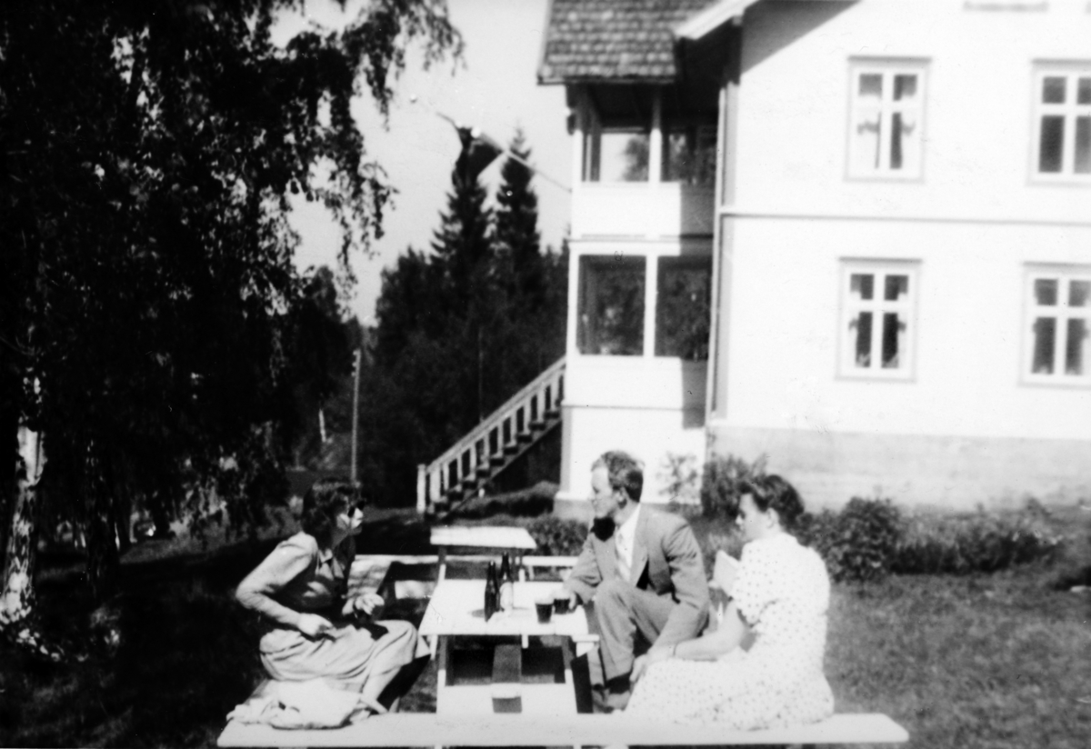 Edel Larring sammen med Ragnhild og Hjalmar Bekkelund utenfor Mjøsvang, Espa, Stange. 