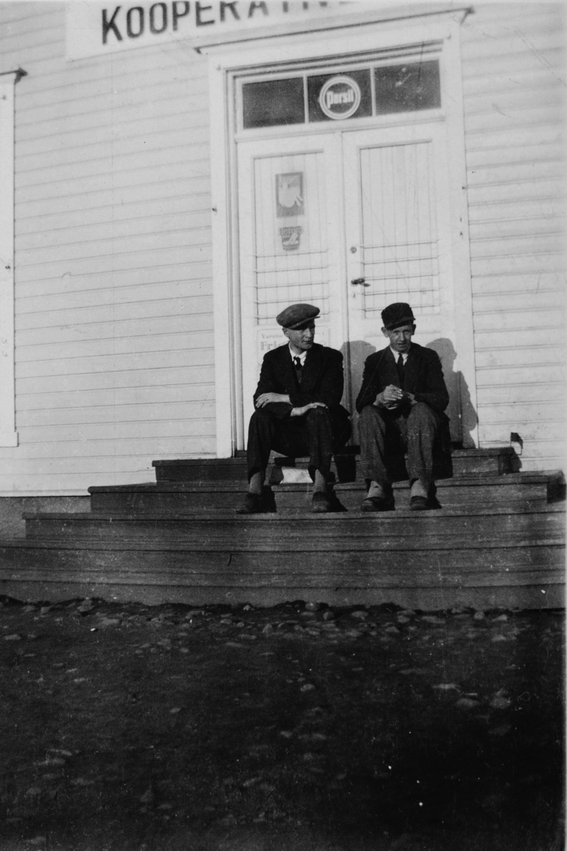 Butikken til Bekkelaget kooperative selskap. T. h ekspeditør Martin Martinsen (Tømte) f. 29. 11. 1911, den andre ukjent. 1930-tallet. 