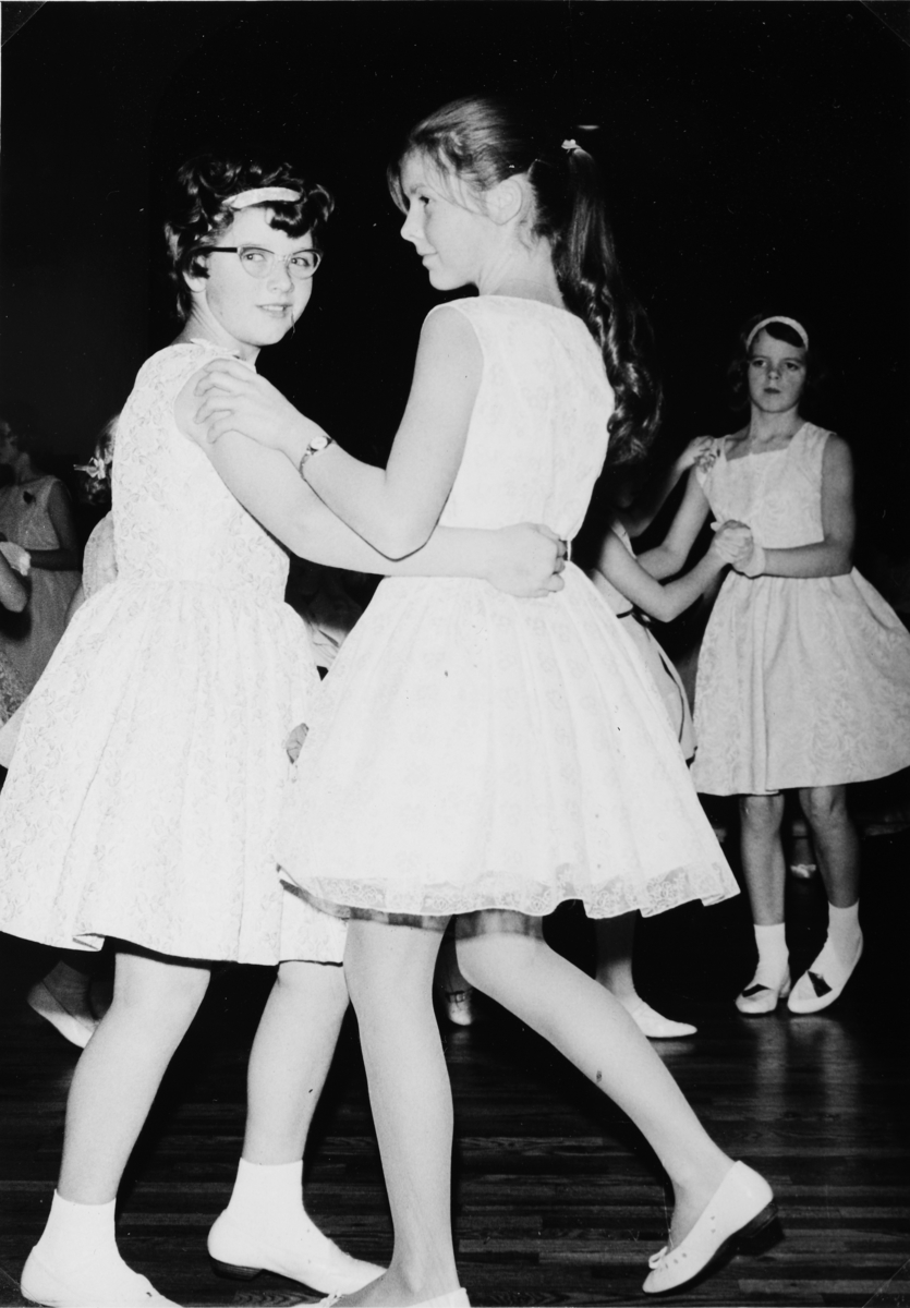 Wetthammars danseskole i Festiviteten, Hamar 1962. T. h. Helene Bekkevold f. Tarbø og Randi Løbak. Dans. 