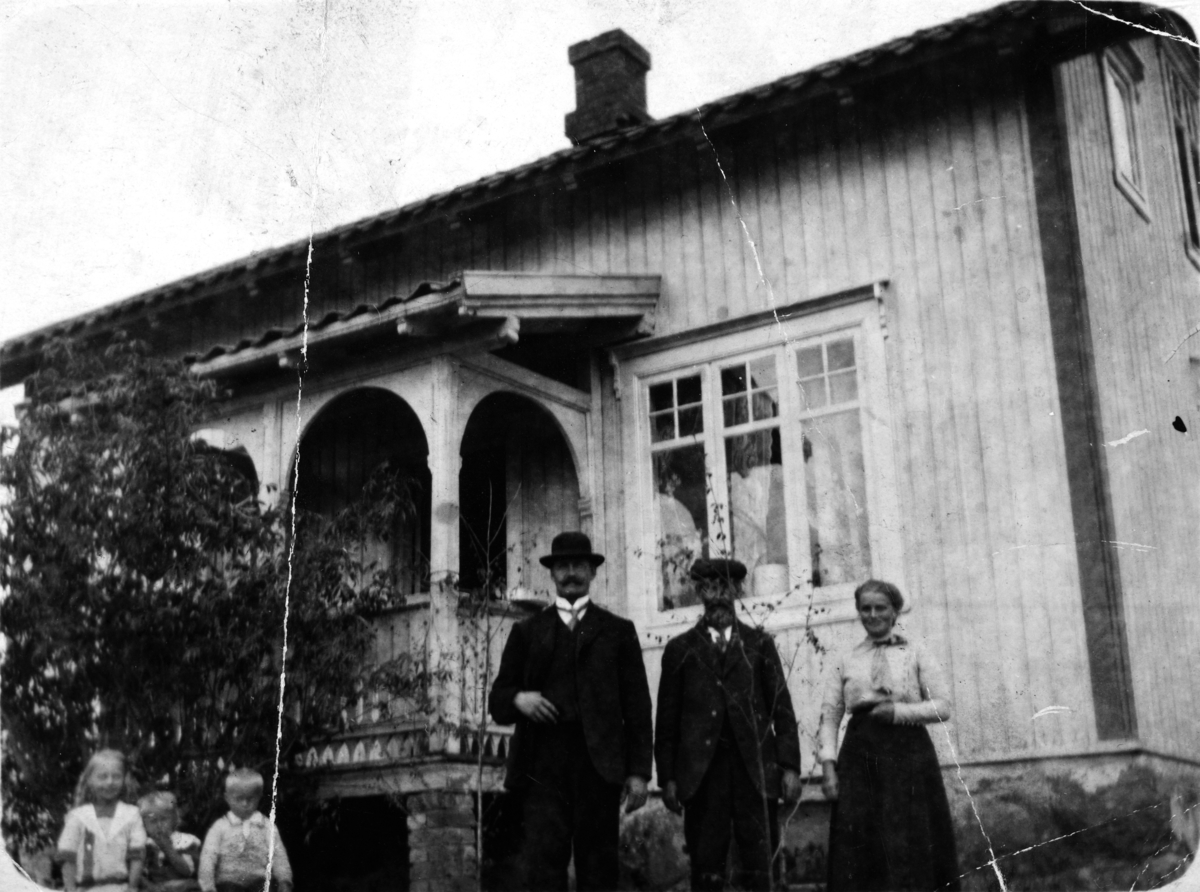 Ileveien 3, tatt før 1920. F. v Mina Godtland, Mary Godtland, Johannes Godtland, Anders Godtland, Nils Godtland og Margit Nilsen Godtland. Barna var barn av Margit og Anders. 