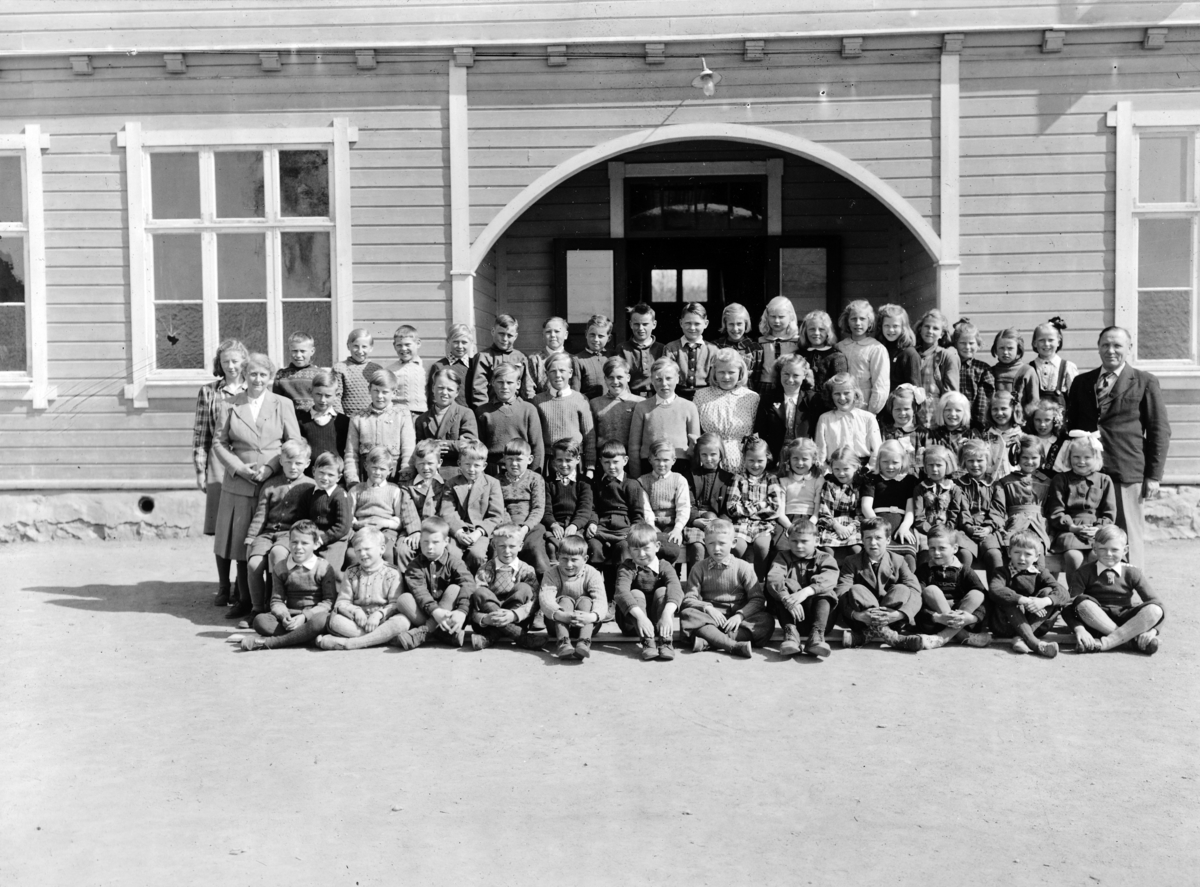 Kjeverud skole, skolebilde, elever og lærere 1946. Stange. 
Lærere ytterst t. v, nest bakerste rekke Helga Røhne. Ytterst t. h. Halvard Gåsvatn. 