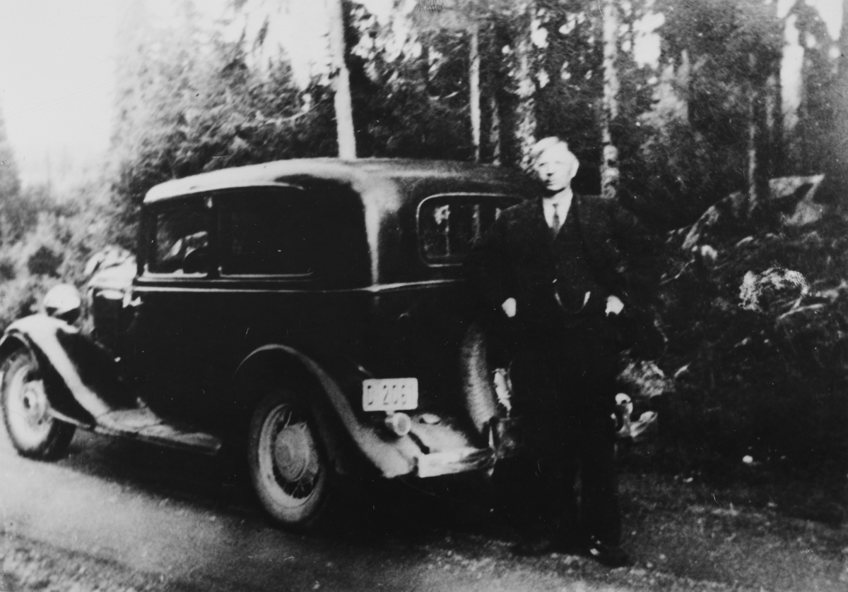 Drosjesjåfør Lars Åsen. Han var også postmann og bodde på Åsen Vestre i Åsbygda. 