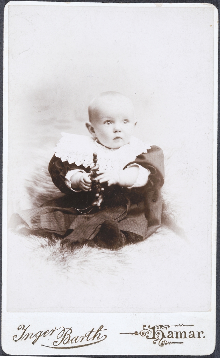 Bergljot Ingstad f. 06. 12. 1899 i Hamar/Løten død. 22. 12. 1976. 
Portrett barn. 