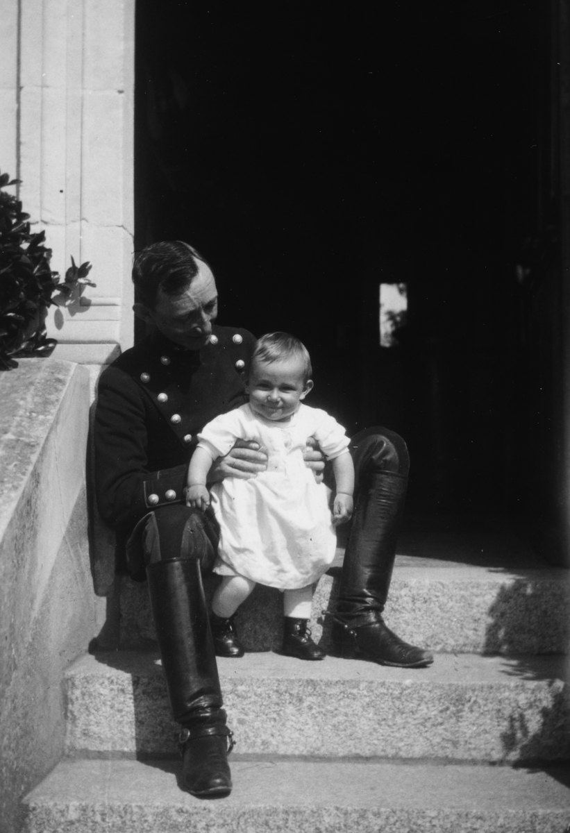 Rittmester Eugen Johansen, eier av Atlungstad gård i Stange i fra 1930. Her sittende på trappen sammen med sin sønn. 