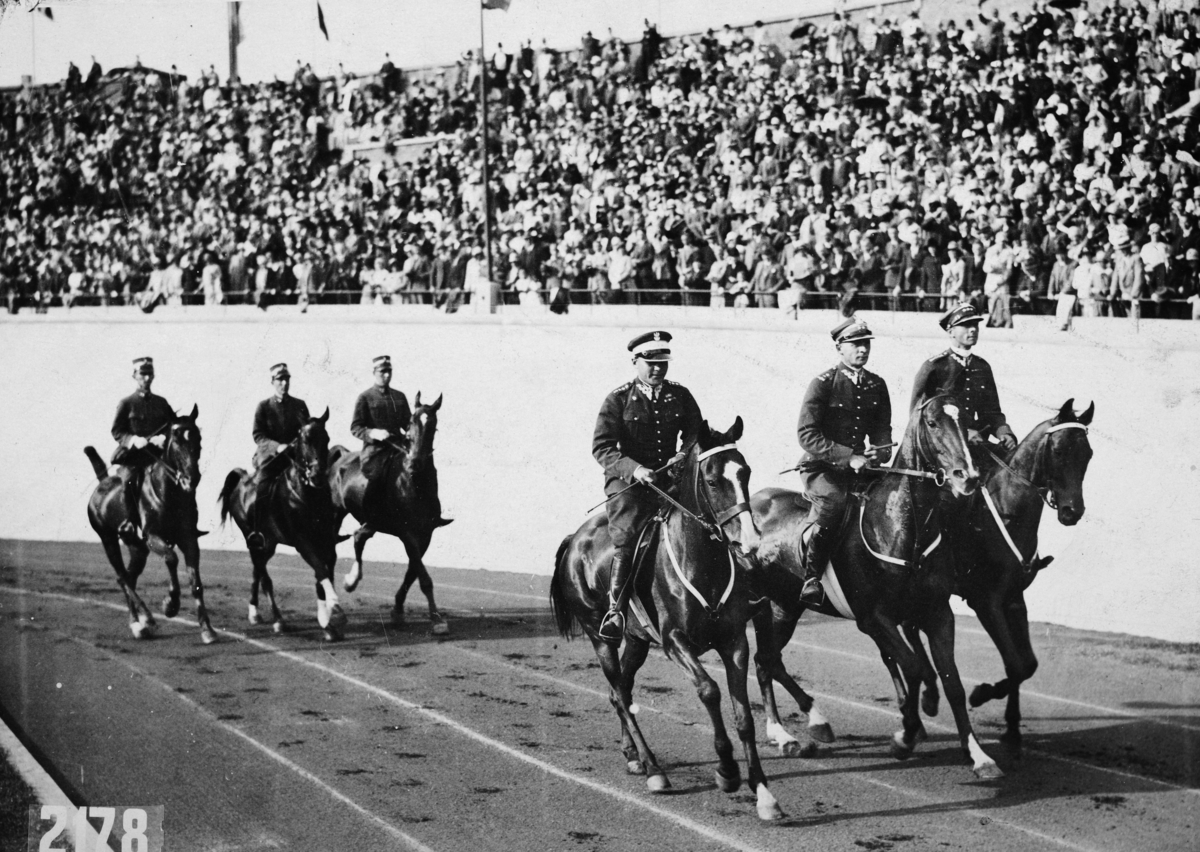 OL i Amsterdam i 1928. I front, de Nederlandske laget som vant gullet. Bak, det Norske laget som tok sølv. Med Rittmester Eugen Johansen, sammen med hesten Nøkken. De to andre på det Norske laget var: Rittmester Øyding og Rittmester Quist. Polen vant bronsjen. 