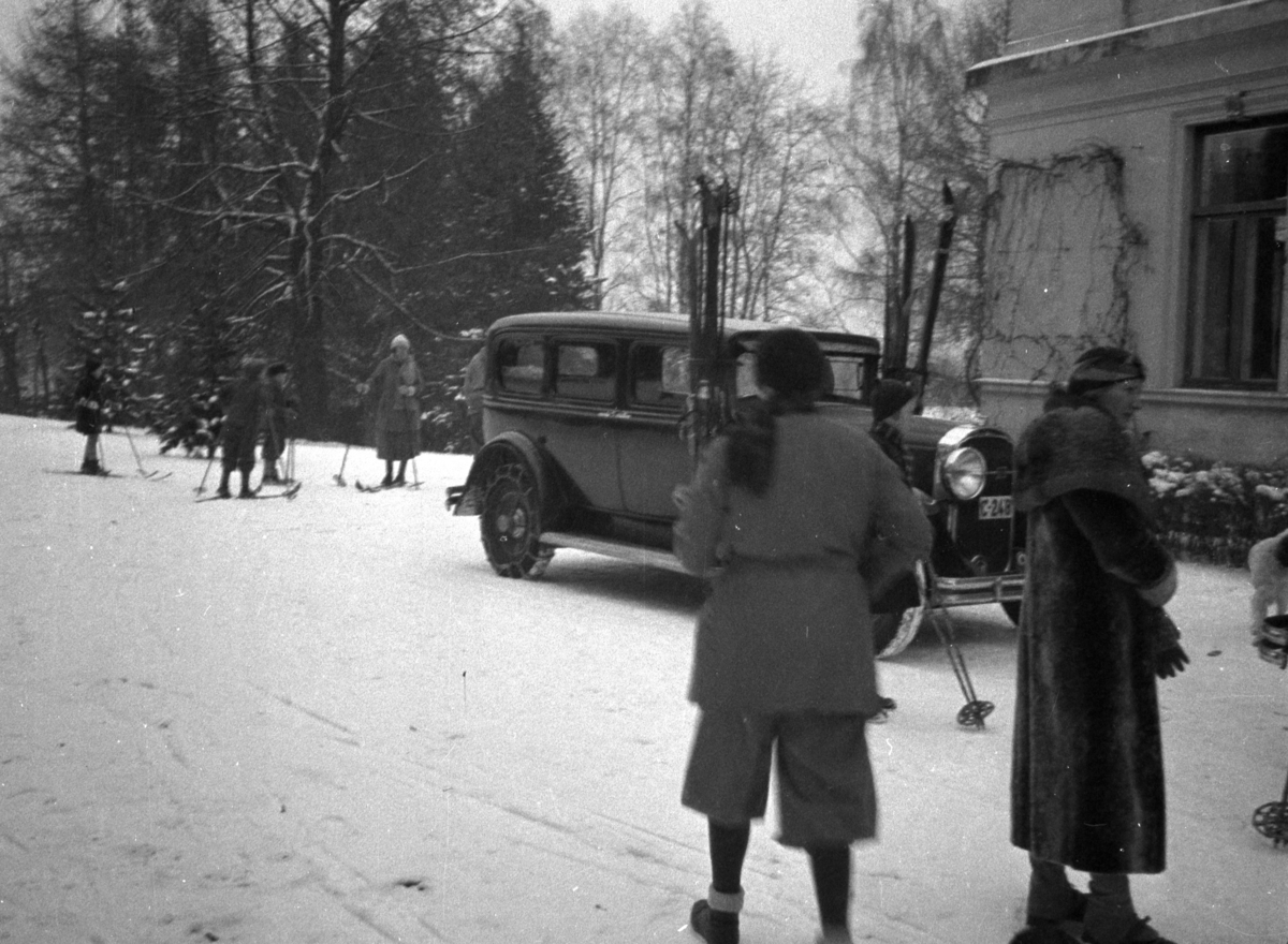Atlungstad gård. Biler og personer ute på gårdsplassen. Julen 1933. 
