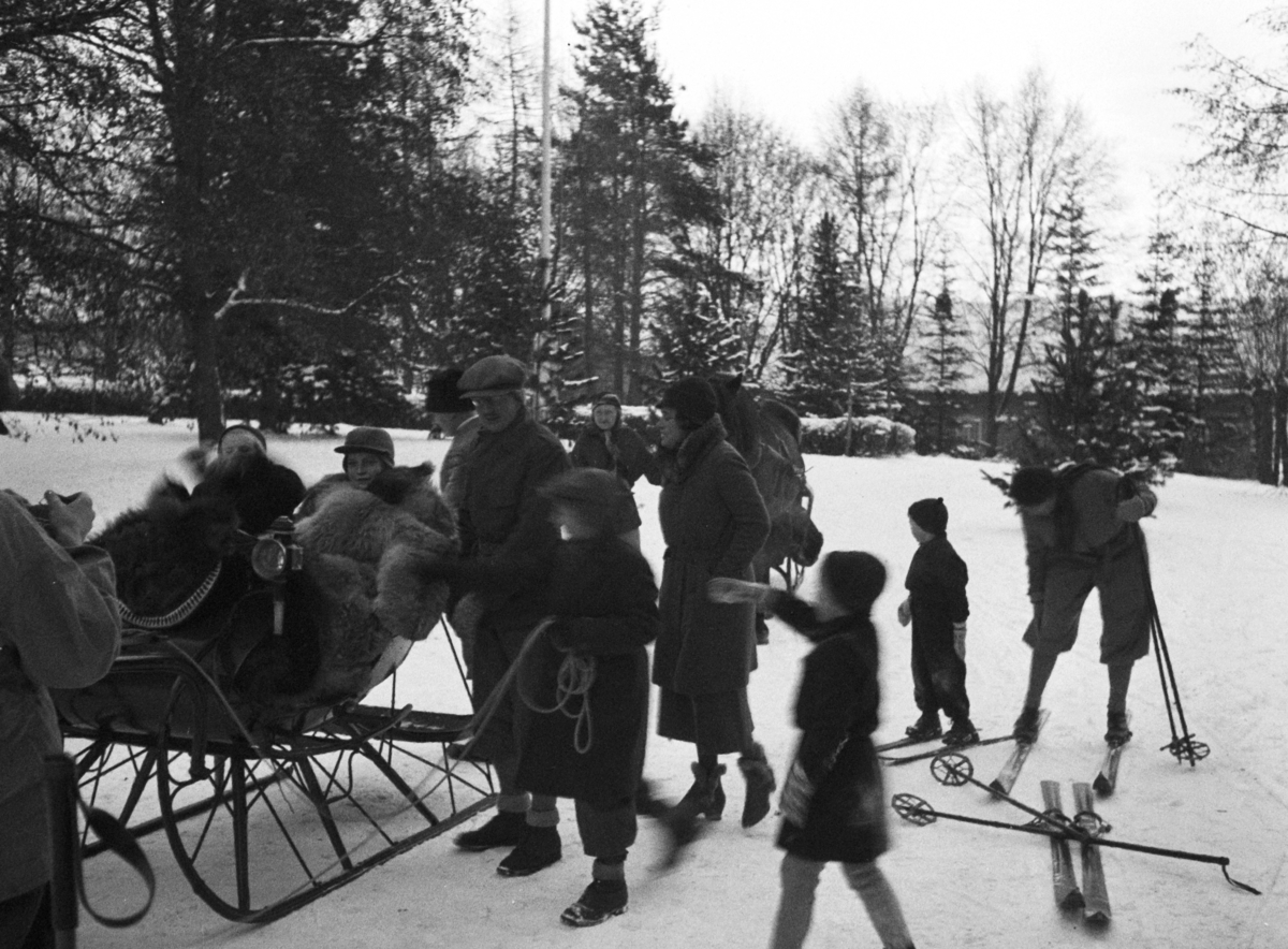 Atlungstad gård. Personer med hest og slede ute på gårdsplassen. Julen 1933. 
Folk på ski. 