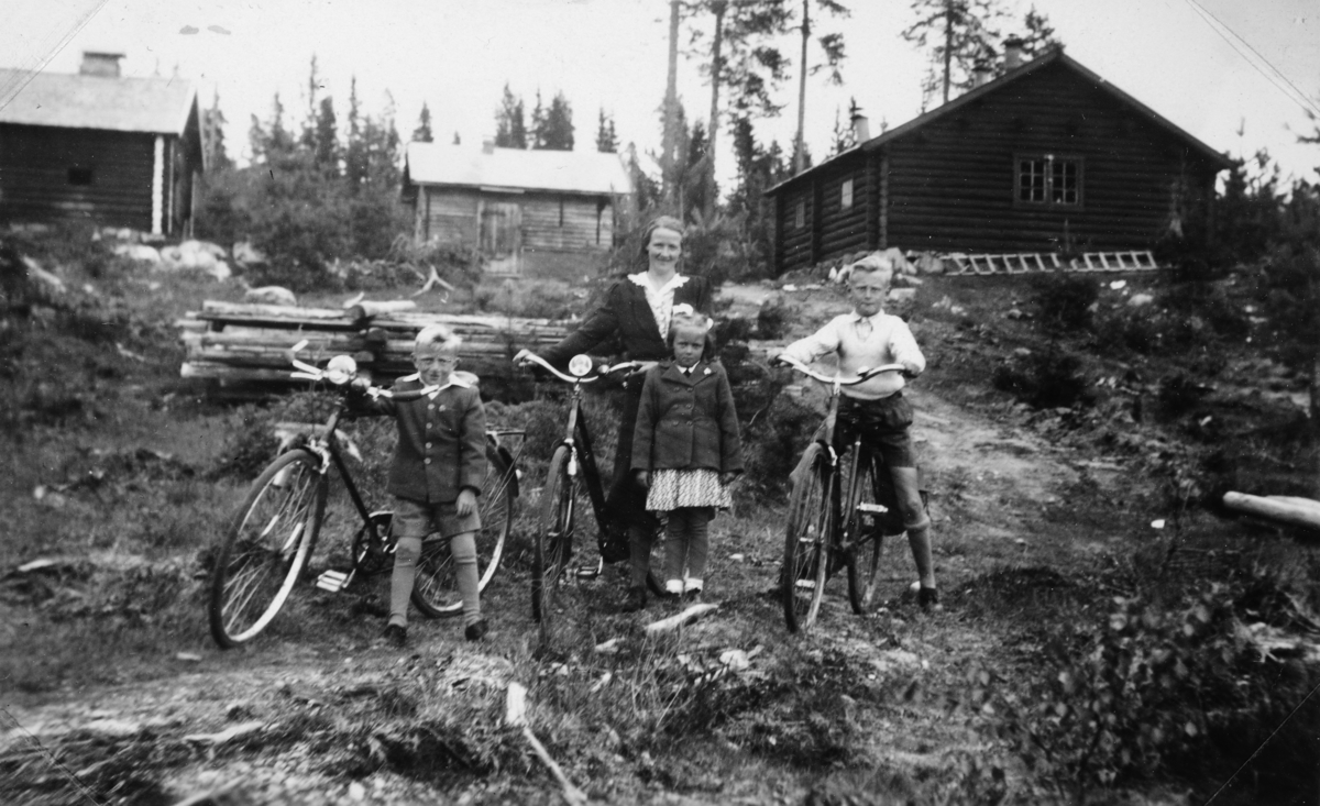 Søndre Rasen. Sykkeltur til Søndre Rasen i Vallset. Fra venstre Jarle Nordseth, Gunvor Nordseth, Else Nordseth og Helge Nordseth. 