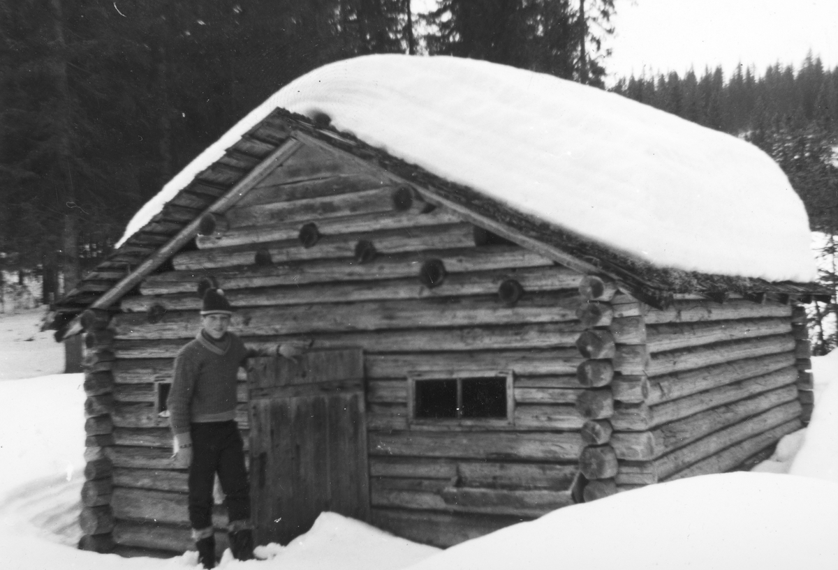 Nyseterkoia i Romedal Almenning i 1962. Terje Lier og Oddmund Rønningsbakken gikk på skare med nysnø og overnattet i det gamle Nyseterstørhuset. Terje Lier står utenfor koia. 