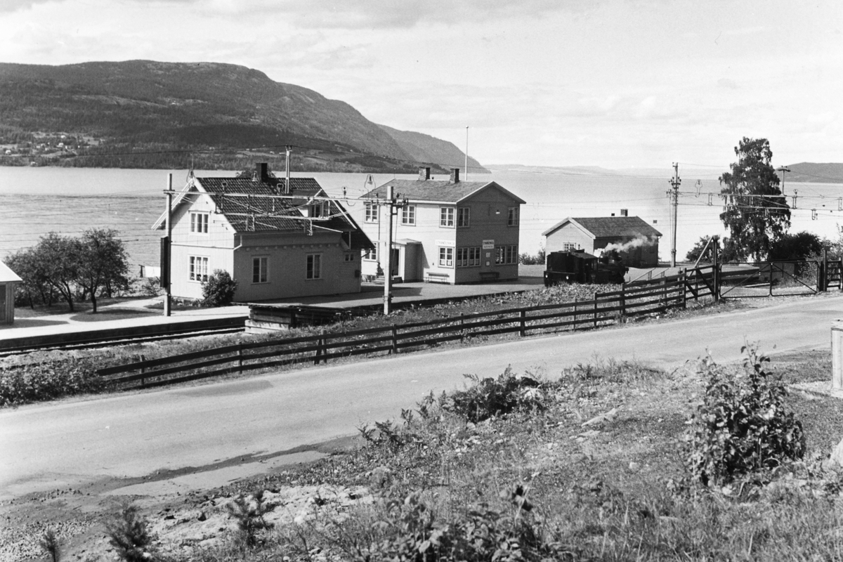 Strandlykkja jernbanestasjon, Stange, 1958-1960. 
Flere opplysninger se boka "Handelsteder i Stange" skrevet av Jan Arne Berg, utgitt av Stange Historielag 2012