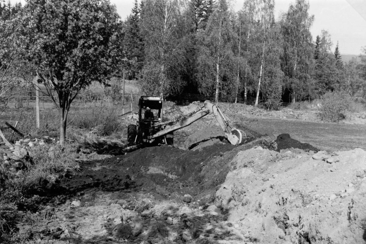 Fossengen nordre i Vallset, Stange. Opparbeidelse av veg til tomta til Helge Rønningsbakken. Arne Kristian Snekkersveen kjører gravemaskin. (Tekst:Oddmund Rønningsbakken)
