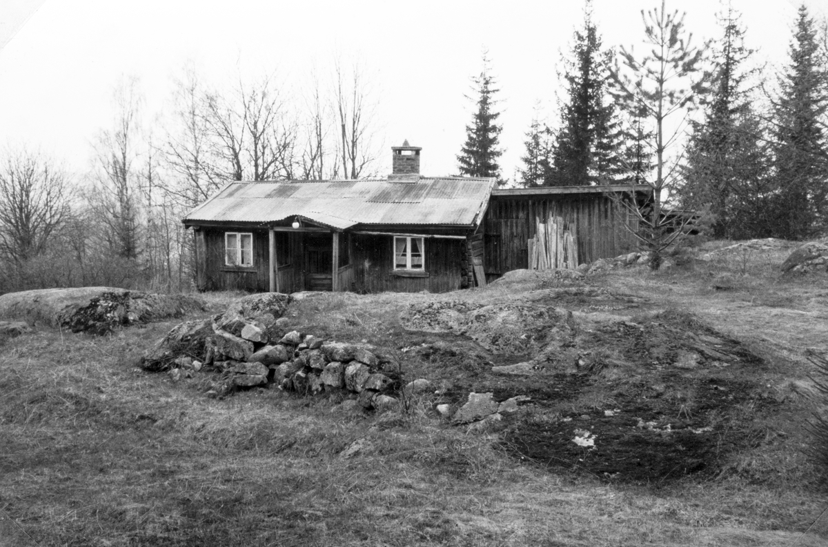 Husmannsplassen Veslehovsbakken unna Veslhov (Lillehov) våren 1978. I denne gamle, vesle låge stua som var delt i et lite kjøkken og kammers pluss ei romsligere stue, bodde det folk til etter 1950. Tilbygd vedskåle og utedo t. h. (I 2012 sterkt forfallen) En ser her husets langside mot øst. 