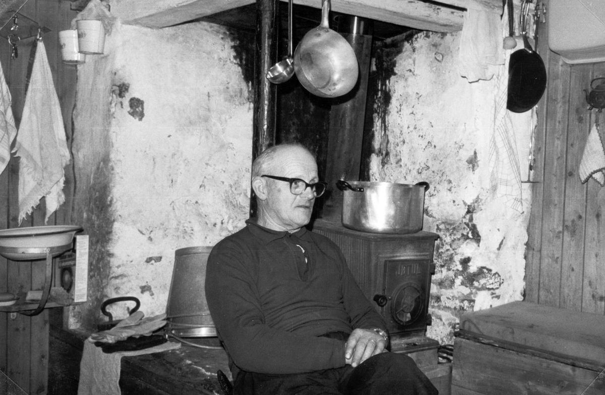 Fra Sveum i Vallset, sommeren 1978. Interiør kjøkken. Eieren og beboeren Kasper Sørum f. 1906-d. 1995 sitter i peiskroken på kjøkkenet. 