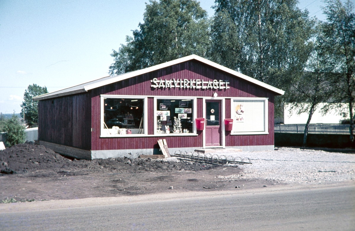 Stange sentrum, Stangebyen. Stange Samvirkelag. "Brakka som fungerte som butikk fram til den nye sto ferdig i desember 1965. 