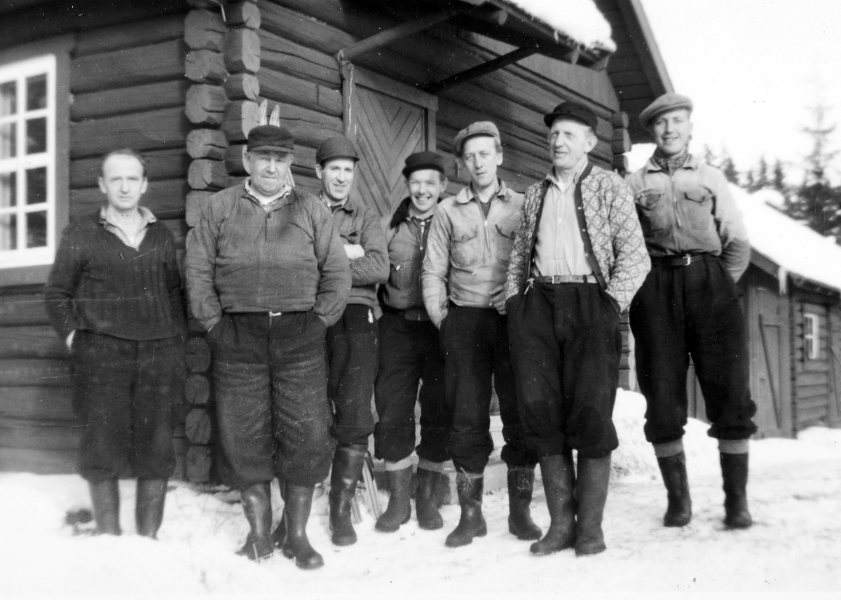 Storkoia i Prestmarka, Stange. F. v. Johan Mikkelsen, Einar Preståsen, Olaf Antonsen, Olav Lundby, Eivind Snekkersveen, Petter Kløvstad, Olaf Kløvstad. Skogsarbeidere i Prestmarka, tømmerhoggere og kjørere. 