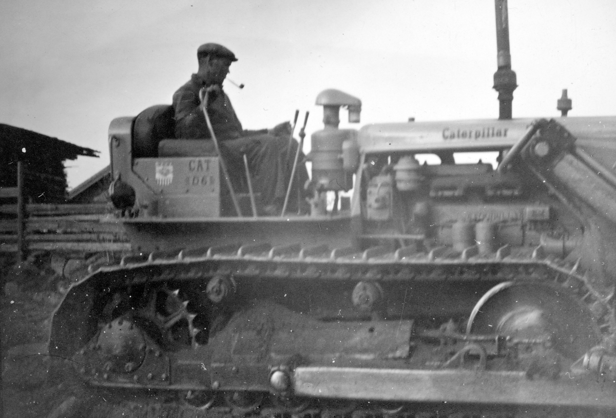 Kristian Bergseng med sin bulldoser "Cat" "Catepilar", nydyrking på Haugødegård, Tangen 1956. 