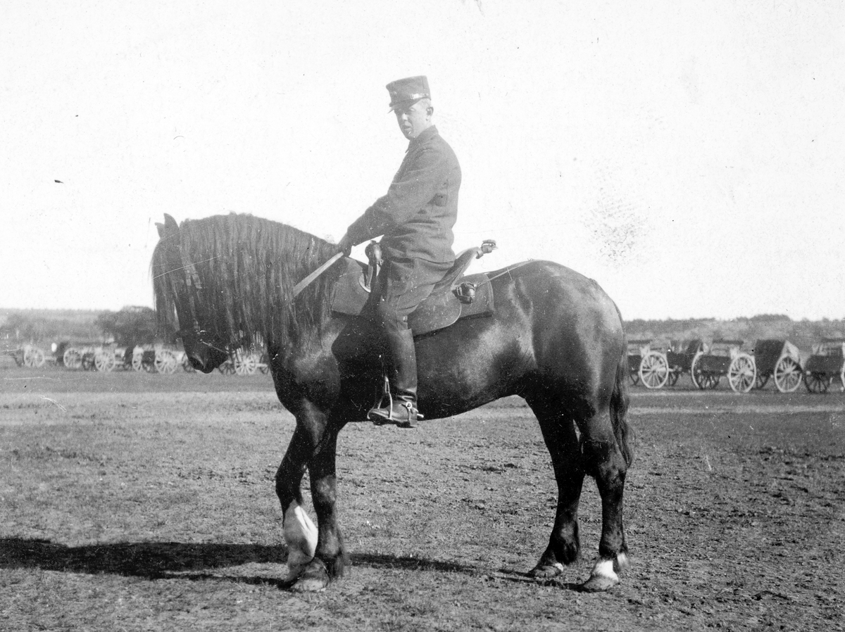 Oskar Olsen, Stange, på kavalerihest, militær, uniform. Ca. 1915. Ukjent sted. 