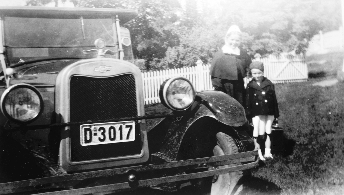 Chevrolet D-3017. Gunnar Lundbys første bil, kjøpt i 16. 07. 1926. F. v Borghild Olsen og ukjent.. Ca. 1930-1935. 