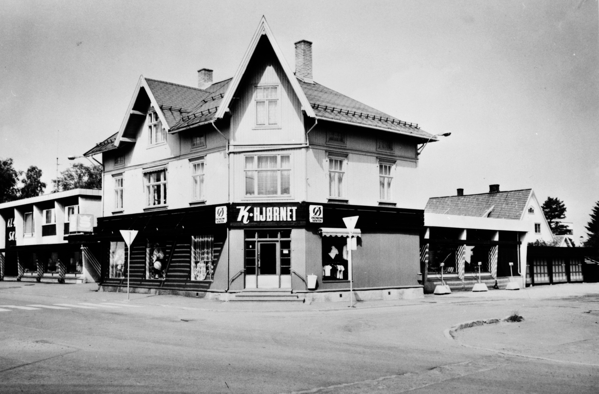 Hjalmar Kvisgaards forretning ved Tingvoldkrysset i Stange. " K. Hjørnet" Gr. nr. 93-9. 
Flere opplysninger se boka "Handelsforretninger i Stangeby`n med omegn" skrevet av Jan Arne Berg, utgitt av Stange Historielag 2013. 