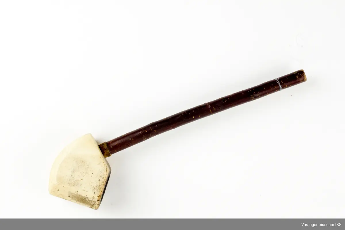 Pipe med hode av merskum.Skaft av bjørkekvist med pipehode på toppen. Munnstykke av bein.