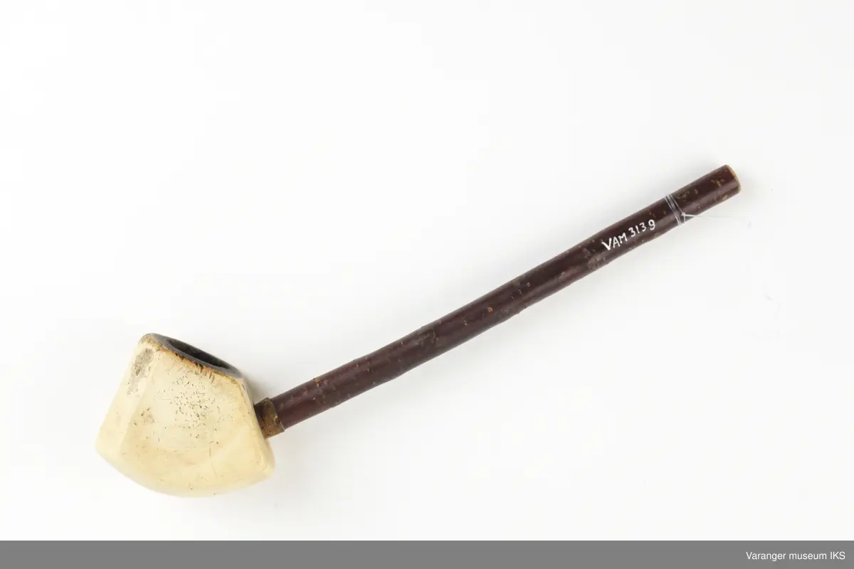 Pipe med hode av merskum.Skaft av bjørkekvist med pipehode på toppen. Munnstykke av bein.
