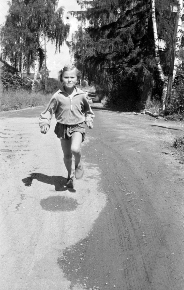 Asbjørg Skjegstad, løper langs veg, barn.