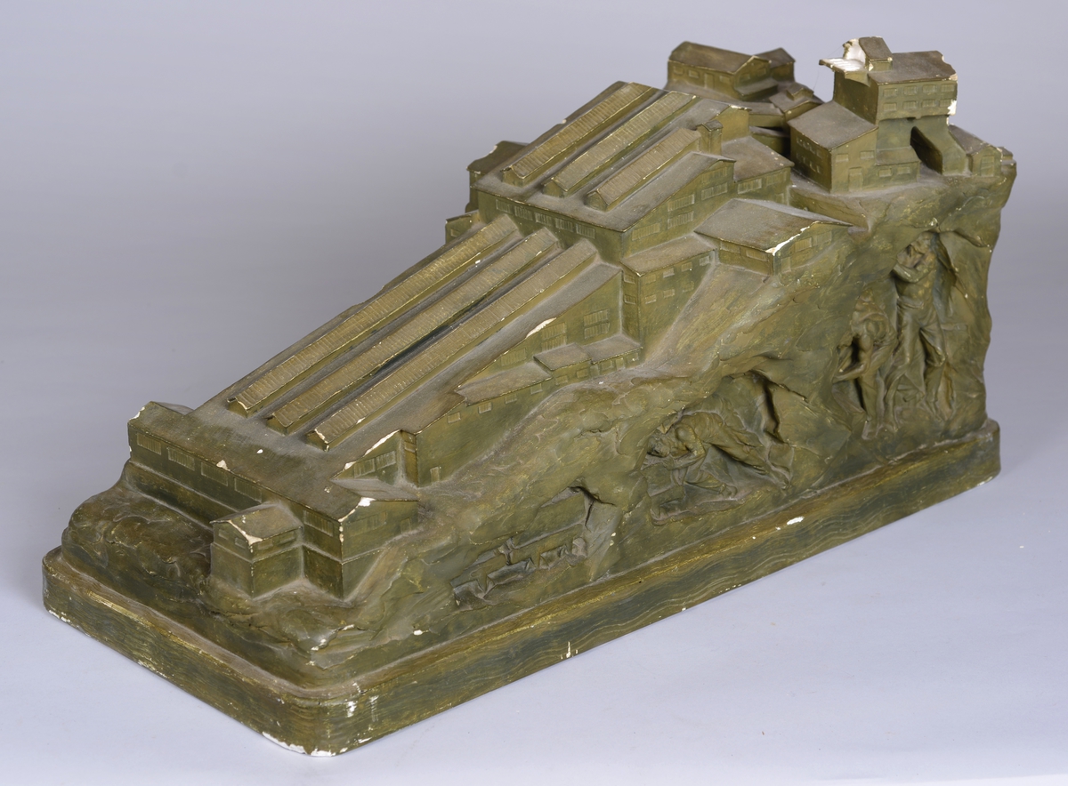 Gipsmodell av vaskeriet. Under bakken ser vi arbeiderne inne i gruven.  Over bakken ser vi vaskeriet.