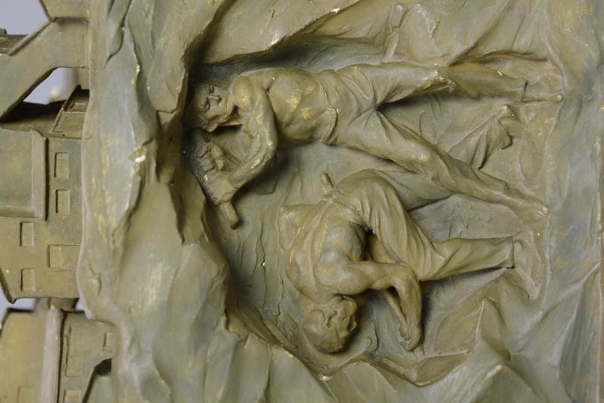 Gipsmodell av vaskeriet. Under bakken ser vi arbeiderne inne i gruven.  Over bakken ser vi vaskeriet.