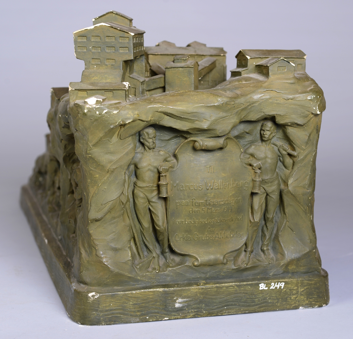 Gipsmodell av vaskeriet. Under bakken ser vi arbeiderne inne i gruven.  Over bakken ser vi vaskeriet.