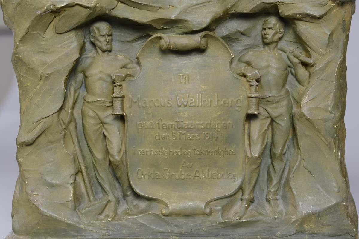 Gipsmodell av vaskeriet. Under bakken ser vi arbeiderne inne i gruven.  Over bakken ser vi vaskeriet.