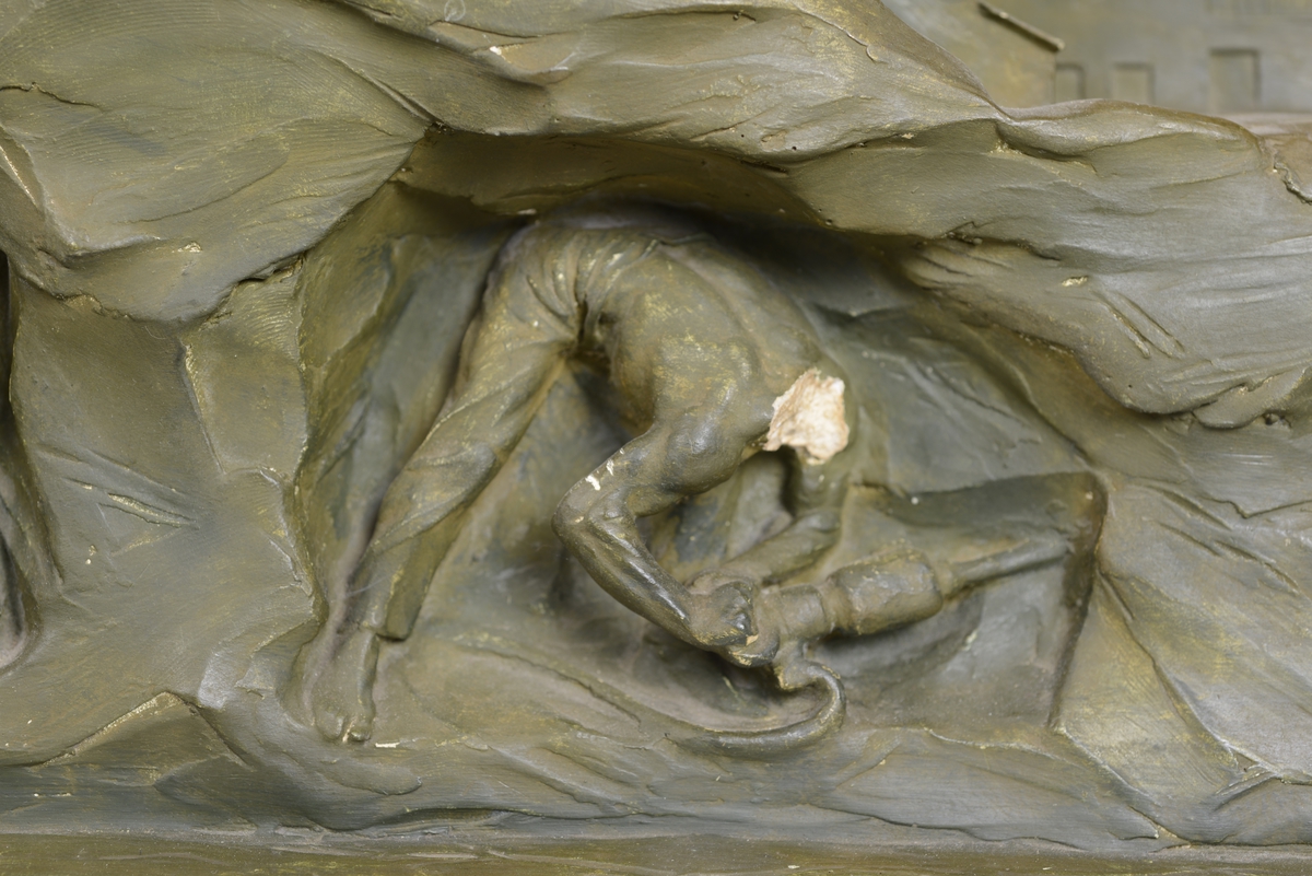 Gipsmodell av vaskeriet. Under bakken ser vi arbeiderne inne i gruven.  Over bakken ser vi vaskeriet.