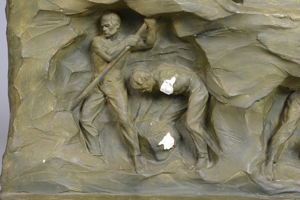 Gipsmodell av vaskeriet. Under bakken ser vi arbeiderne inne i gruven.  Over bakken ser vi vaskeriet.