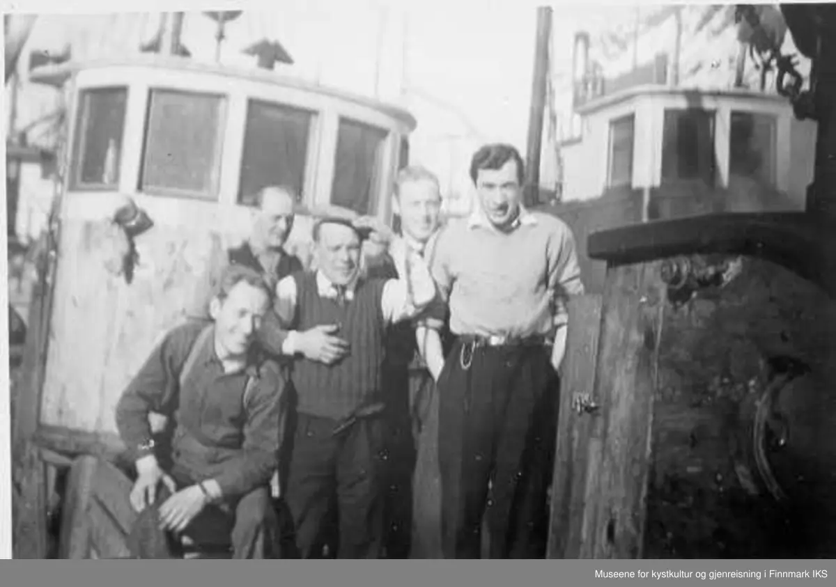 "Skarholmens" mannskap. Bak fra venstre; skipper og båteier Konrad Olsen,  Thorleif Hansen. Foran fra venstre:  Alfon Hansen, Olav Jensen, og Karl Johan Olsen. 1952