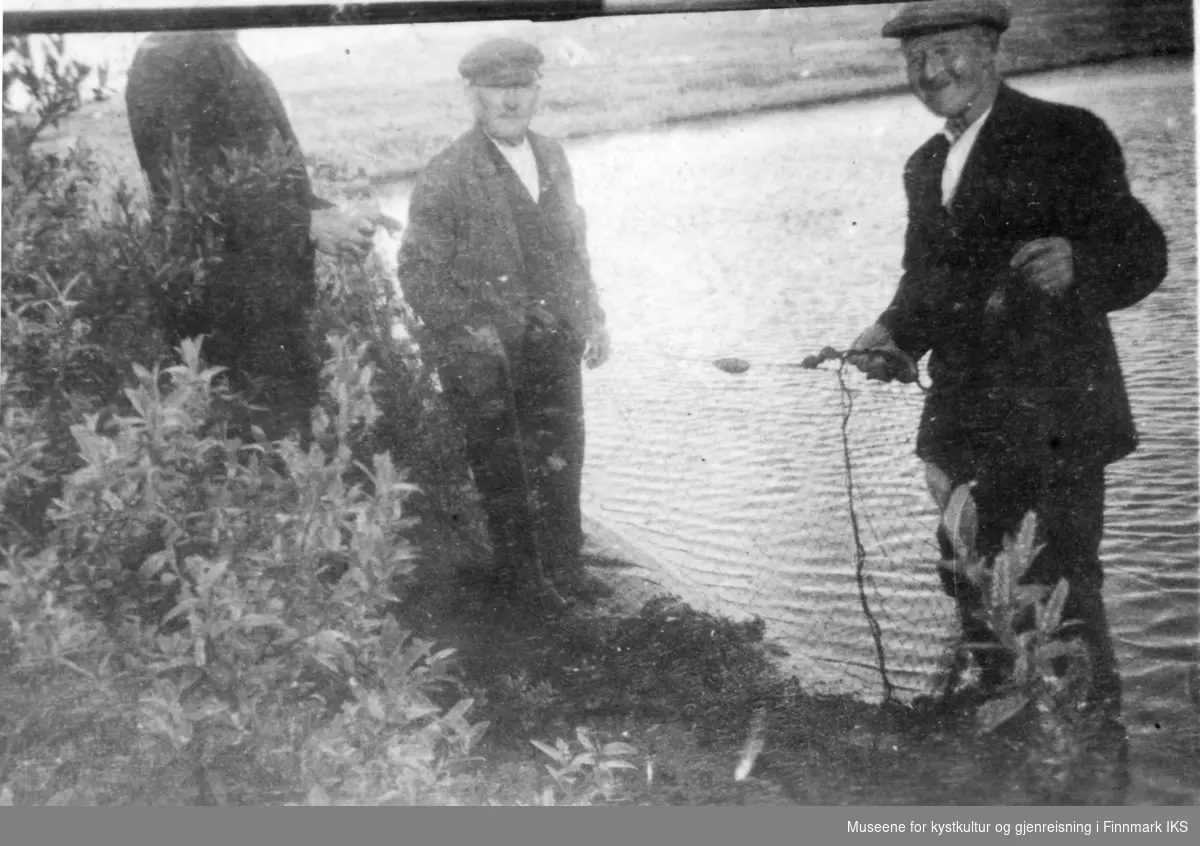 Sportsfiskere på fisketur med garn. Berthinius Larsen til høyre. De andre ukjent, ca 1950