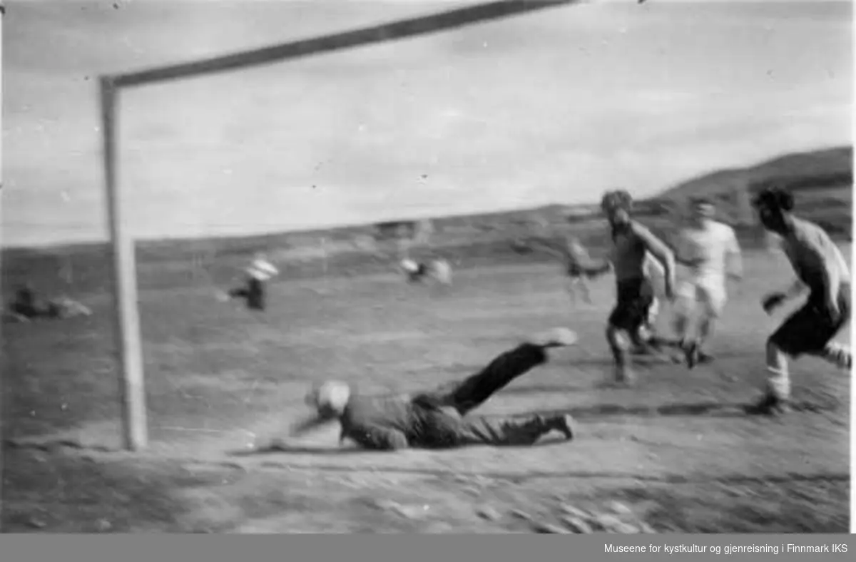 Målskåring i fotballkampen som foregikk på Revnes, 1946