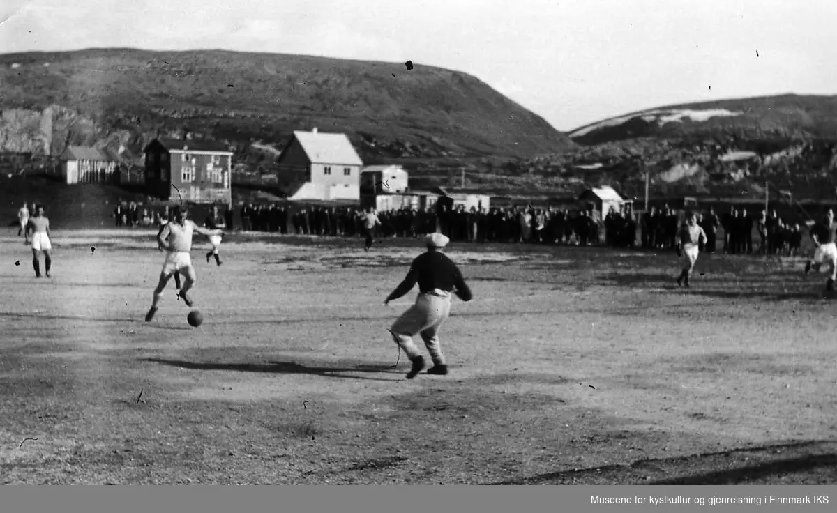 Fotballkamp på Revnes, Berlevåg. Dommeren er muligens Berner Hansen. Ant. 1950