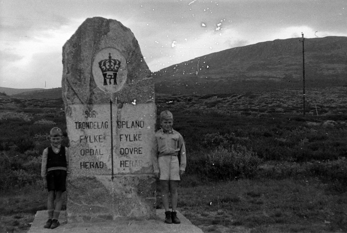 FYLKESGRENSE SØR TRØNDELAG OG OPPLAND FYLKE, DOVREFJELL. ANNAR SJEGESTAD TIL VENSTRE OG ODD KJELL SJEGESTAD TIL HØYRE.