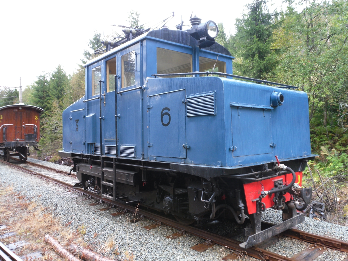 Elektrisk utrustning: Norsk Elektrisk Brown Boweri 
Mekanisk utrustning: Skabo Jernbanevognfabrikk 
Levert år: 1950 
Akselrekkefølge: Bo 
Transformator: 225 kVa 
Antall motorer: 2 
Motortype: ELM 1380 st. 
Ytelse: 240 hk 
Maksimumhastighet: 60 km/t 
Trekkraft: 200 tonn 
Lengde: 6920 mm 
Vekt: 22 tonn 
Ø drivhjul: 850 mm 
