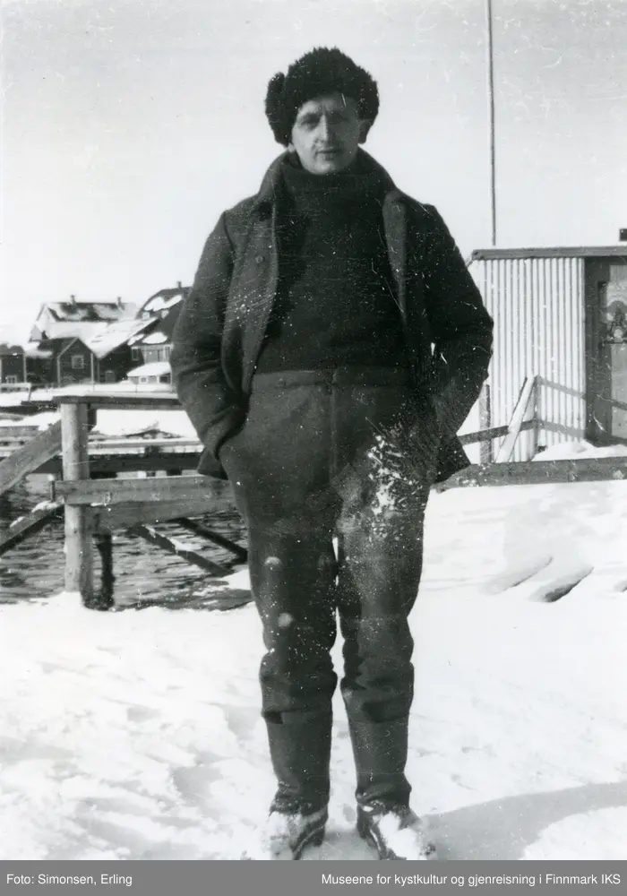 Mann på en snødekt kai, Mehamn 1940. En nøytralitetsvakt i Mehamn under den andre verdenskrig