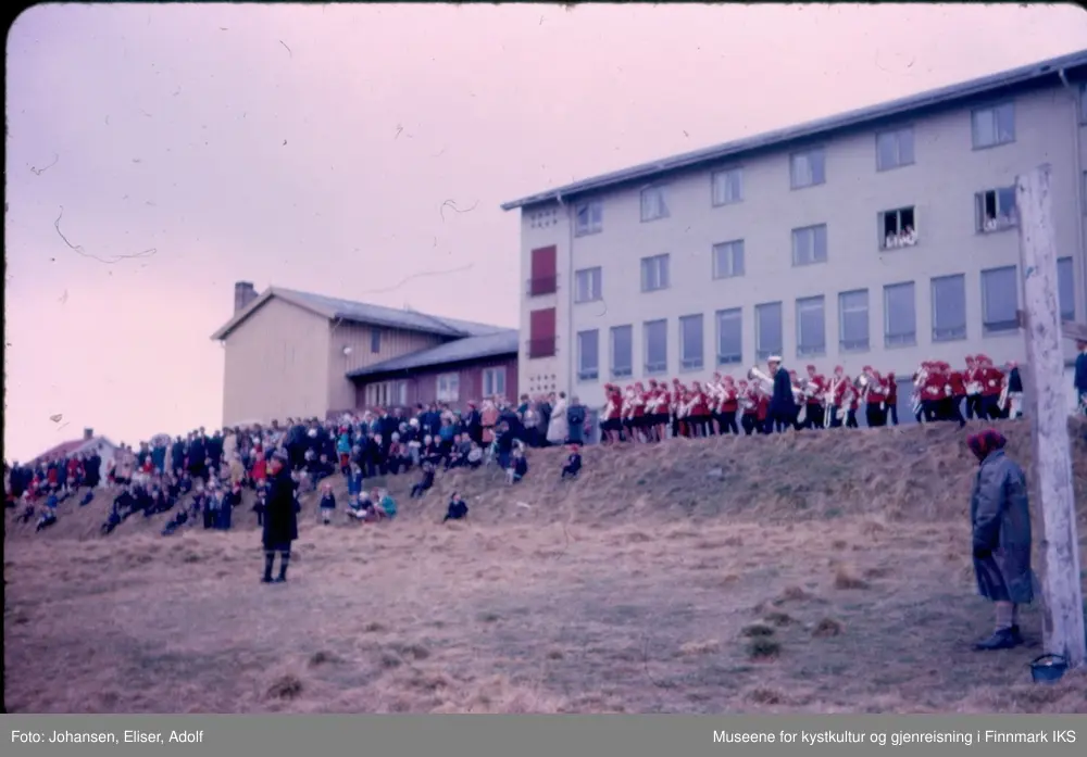 17. mai i Havøysund. Orkester og øvrig befolkning i samling utenfor Øytun Ungdomskole.