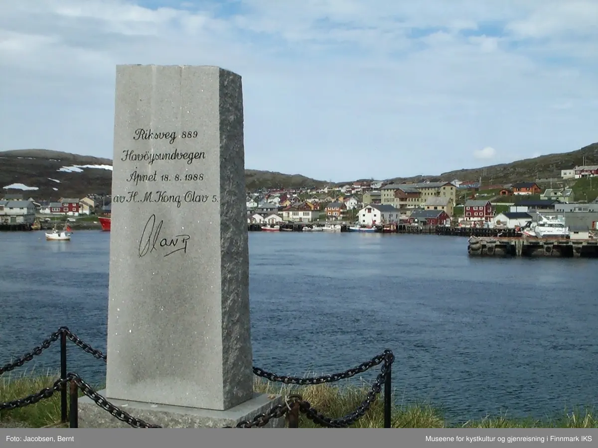 Kongebautaen i Havøysund som viser at kong Olav åpnet riksvei 889  Snefjord- Havøysund  18.8. 1988.