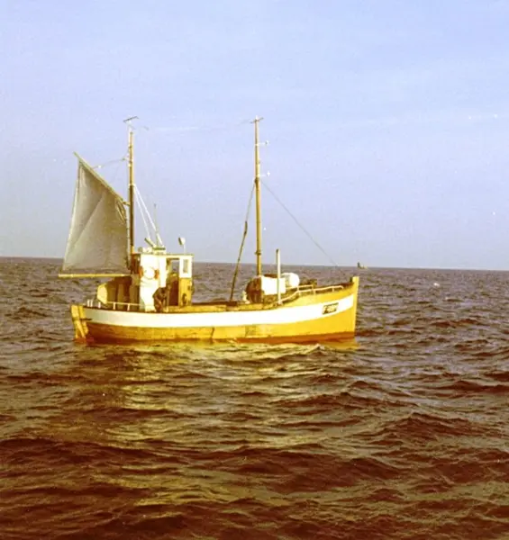 Båt på fiske utenfor INgøy.