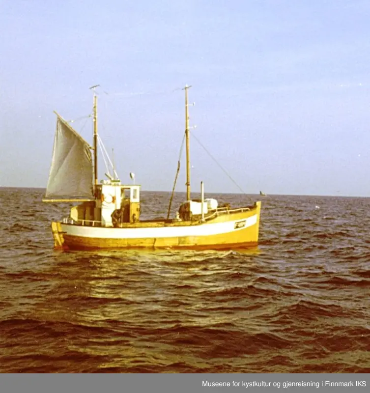 Båt på fiske utenfor INgøy.