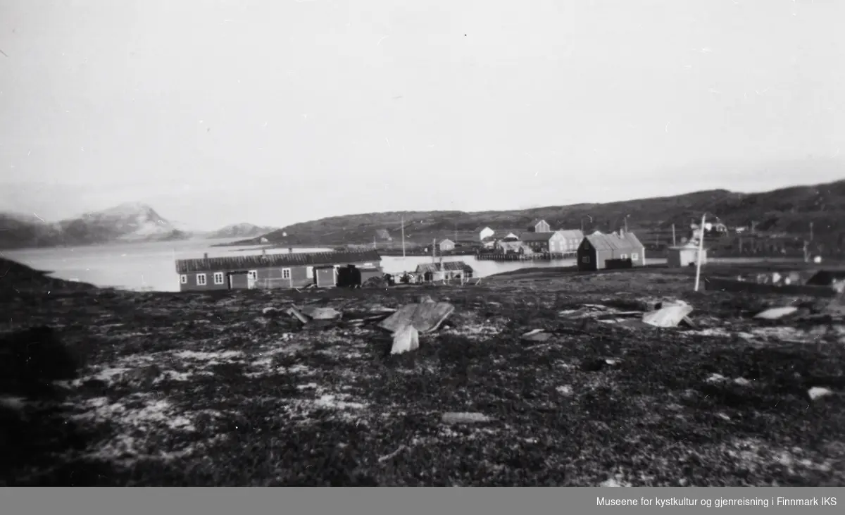 Internatbrakka i Repvåg. I bakgrunnen ser man Olaf Bulls fiskebruk. 1950-tallet.