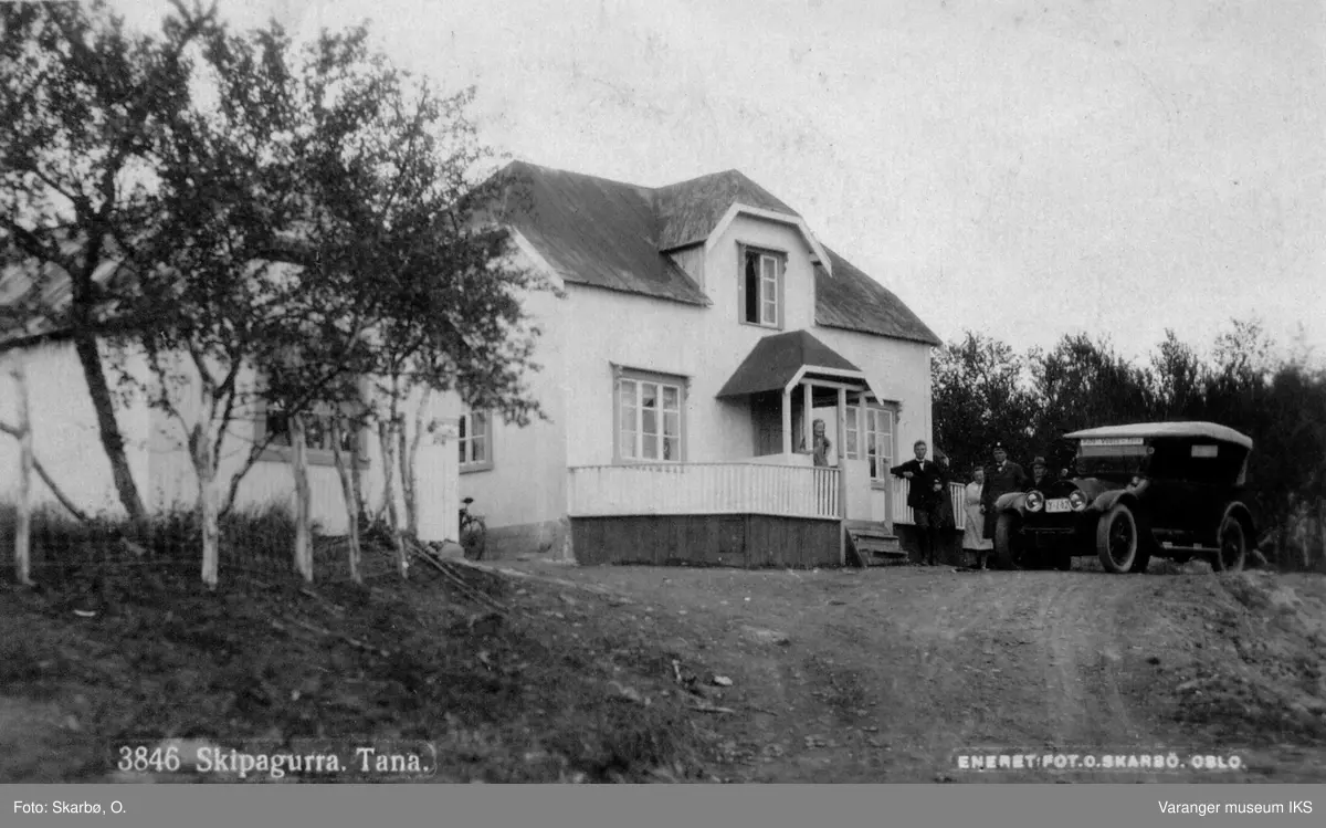 Hus med bil parkert foran, i Skippagurra i Tana ca 1900-1940.
